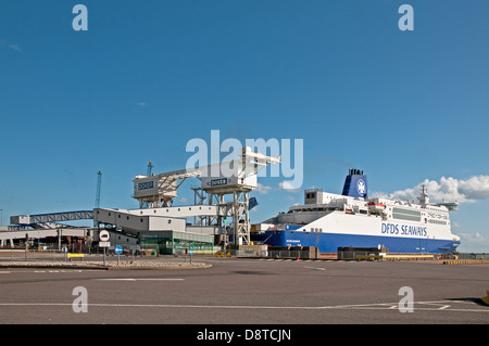 DFDS Seaways Kanal Fähre will abgehen vom östlichen Docks Dover England, den Ärmelkanal zu überqueren Stockfoto