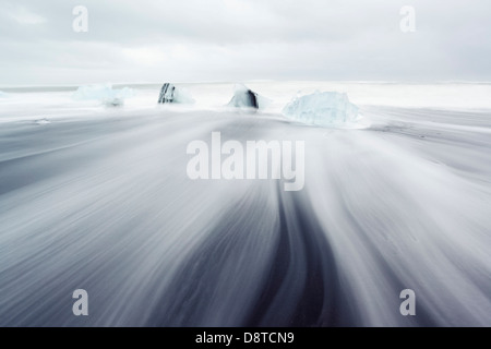 Eisberge am schwarzen Vulkanstrand, Island Stockfoto