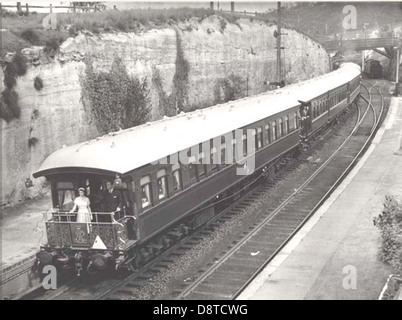 1954 besuchten Prinz Philip und Königin Elizabeth II. Den Mount Victoria, ein Teil der Blue Mountains Railway Line in New South Wales. Dieser königliche Besuch unterstrich die Bedeutung der Verbindung der königlichen Familie zu Australien und seiner Transportgeschichte. Stockfoto