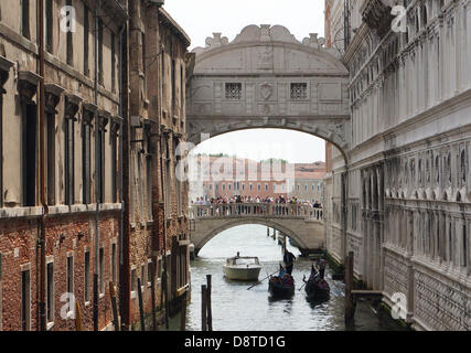 Gondeln fahren neben Dogenpalast Palace (r) unter die Seufzerbrücke (Ponte dei Sospiri) in Venedig, Italien, 3. Mai 2013. Foto: Soeren Stache Stockfoto