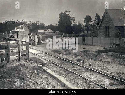 Dieses Schwarzweiß-Archivfoto zeigt den Bahnhof Valley Heights in den Blue Mountains in New South Wales. Das Bild ist Teil von State Records NSW und zeigt die historische Bedeutung der Eisenbahn in dieser Region. Stockfoto