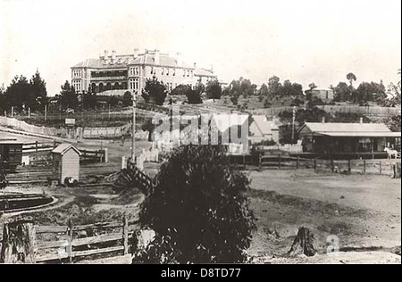 Dieses historische Foto zeigt Katoomba in den Blue Mountains von New South Wales, Australien, im Jahr 1885. Das Carrington Hotel ist ein bemerkenswertes Wahrzeichen der Stadt und dieses Schwarz-weiß-Bild spiegelt die historische Bedeutung der Region im späten 19. Jahrhundert wider. Stockfoto