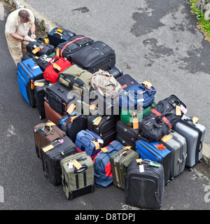 Gepäck außerhalb Flamsbrygga Hotel Aurland, Norwegen. Stockfoto