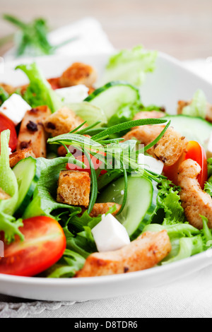 Salat mit gebratenem Huhn, Tomaten und feta Stockfoto