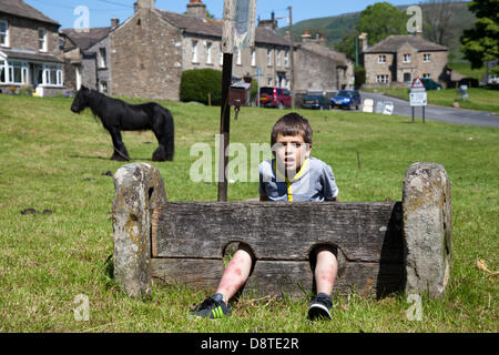 Bainbridge, Richmondshire, North Yorkshire, UK 4. Juni 2013. Kevin Harvey, 9 aus Redcar im Dorf Bestände, Mitglied der fahrenden Gemeinschaft auf dem Weg in Appleby Horse Fair in Cumbria.  Die Messe ist ein jährliches Treffen der Zigeuner und Reisende die erfolgt in der ersten Woche im Juni, und seit der Regierungszeit von James II., der eine königliche Charta 1685 ermöglicht ein Pferd gewährt fair "in der Nähe des Flusses Eden". Bildnachweis: Mar Photographics/Alamy Live-Nachrichten Stockfoto