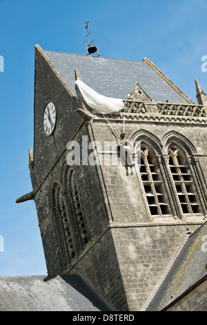 Ein Dummy-amerikanischen ww2 Fallschirmjäger ausgesetzt von der Turmspitze der Kirche in St. Mere Eglise, Normandie, Frankreich Stockfoto