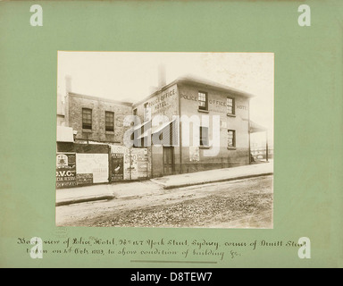Dieses schwarz-weiße Archivbild zeigt die Rückansicht des „Police Office Hotel“ in der 147 York Street, Sydney, und unterstreicht den Zustand des Gebäudes. Das Foto ist Teil des State Records NSW Archivs und zeigt das historische Wesen der Gegend und des Gebäudes. Stockfoto