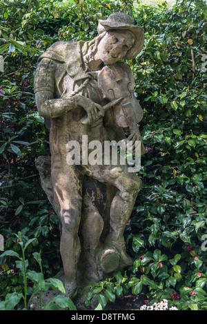 Statue von einer alten schottischen Geige Spieler auf dem Gelände des Holyrood Palace in Edinburgh. Stockfoto