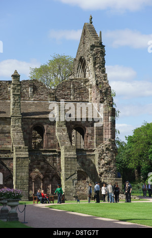 Holyrood Abbey und Palast, Edinburgh, königlichen Residenz - ruiniert Ostende der 12. C Abtei von Gärten gesehen. Stockfoto