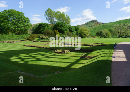 Holyrood Abbey und Palast, Edinburgh, königlichen Residenz - Schatten im Osten Gitter Fenster auf Garten mit Salisbury Crags jenseits Stockfoto