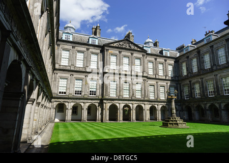 Holyrood Abbey und Palast, Edinburgh, königlichen Residenz - im Innenhof des 17. C Palace. Stockfoto