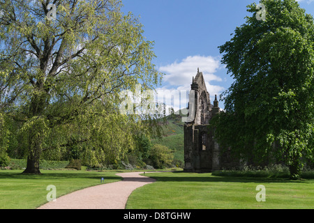 Holyrood Abbey und Palast, Edinburgh, königlichen Residenz - ruiniert Ostende der 12. C Abtei von Gärten gesehen. Stockfoto