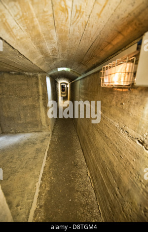 Verbindenden Tunnel an der Batterie Azeville, Normandie, Frankreich, ein primäres Ziel der Alliierten in der Normandie Stockfoto