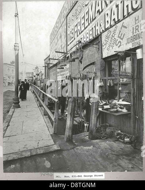 Ein Schwarzweiß-Bild, das die George Street in Sydney um 1900 darstellt, stammt aus dem State Records of New South Wales. Die Szene zeigt die historische Straße mit Menschen und Gebäuden der Zeit und bietet einen Einblick in das urbane Leben in Sydney des frühen 20. Jahrhunderts. Stockfoto