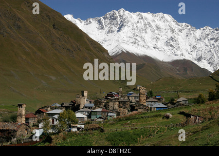 Steinerne Wehrtürme und traditionelle Häuser in Ushguli Dorf in der Nähe von Mestia Swanetien Region, Georgia, Caucasus mountain Stockfoto