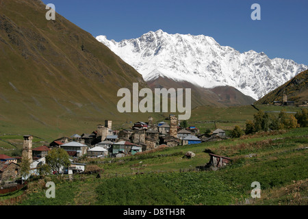 Steinerne Wehrtürme und traditionelle Häuser in Ushguli Dorf in der Nähe von Mestia Swanetien Region, Georgia, Caucasus mountain Stockfoto