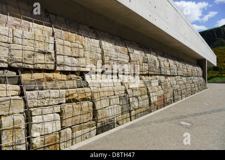 Edinburgh, Holyrood Bereich runden Parlamentsgebäude. Edelstahl Mesh Gabione Wand in Parlament Struktur verwendet. Stockfoto