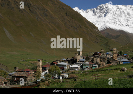 Steinerne Wehrtürme und traditionelle Häuser in Ushguli Dorf in der Nähe von Mestia Swanetien Region, Georgia, Caucasus mountain Stockfoto