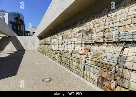 Edinburgh, Holyrood Bereich runden Parlamentsgebäude. Edelstahl Mesh Gabione Wand in Parlament Struktur verwendet. Stockfoto