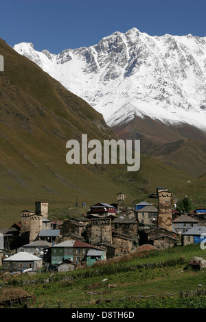 Steinerne Wehrtürme und traditionelle Häuser in Ushguli Dorf in der Nähe von Mestia Swanetien Region, Georgia, Caucasus mountain Stockfoto