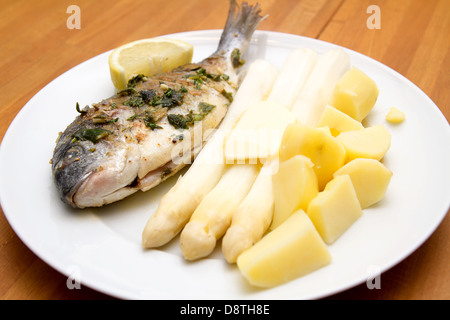 Aus Goldbrasse mit Kartoffeln und Spargel Stockfoto