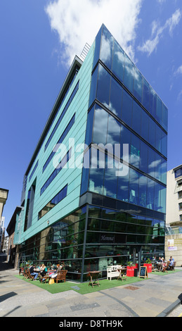 Edinburgh, Holyrood Bereich runden Parlamentsgebäude. Der Tun, ein ungewöhnliches Gebäude mit einem schiefen vor. Stockfoto