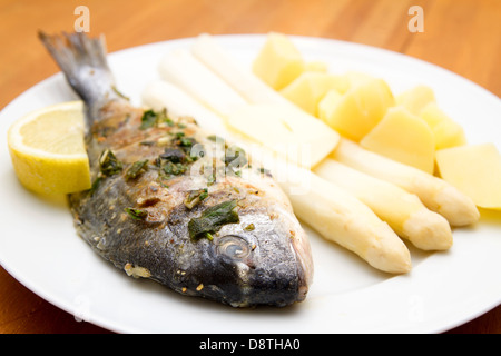 Aus Goldbrasse mit Kartoffeln und Spargel Stockfoto