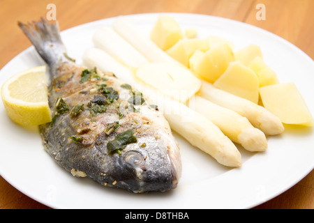 Aus Goldbrasse mit Kartoffeln und Spargel Stockfoto