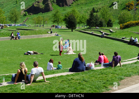 Edinburgh, Holyrood Bereich runden Parlamentsgebäude. Eine schottische Restaurierung spielen ausgelebt in der Open-Air-Theater-Zone. Stockfoto