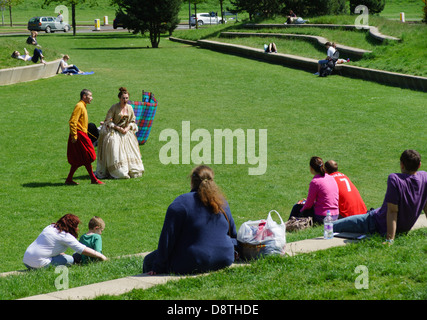 Edinburgh, Holyrood Bereich runden Parlamentsgebäude. Eine schottische Restaurierung spielen ausgelebt in der Open-Air-Theater-Zone. Stockfoto