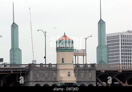Burnside Bridge über den Willamette River Portland Oregon, Burnside Bridge, Stadt der Rosen, Portland-Brücke, Brücke über den Willamette, Stockfoto