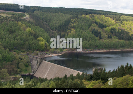 Die Schlacht von Großbritannien Memorial Flight (BBMF) Avro Lancaster fliegt niedrig über den Derwent Damm im Upper Derwent Valley Stockfoto