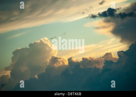 Wolken bei Sonnenuntergang nach dem Sturm in Melbourne Beach, Florida. (USA) Stockfoto