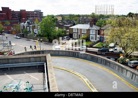 Der Blick von einem Hochhaus-Parkplatz mit Blick auf Wood Green Shopping City im Londoner Vorort von Haringey. Stockfoto