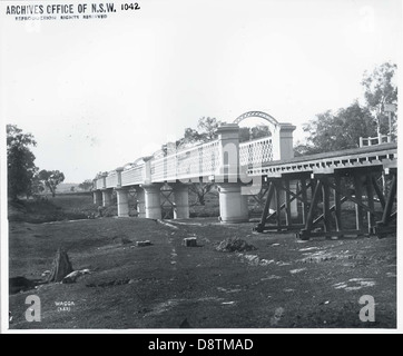Dieses Schwarzweiß-Foto zeigt die Eisenbahnbrücke bei Wagga Wagga, die den Murrumbidgee River in New South Wales überquert. Es ist Teil der State Records NSW Collection. Stockfoto