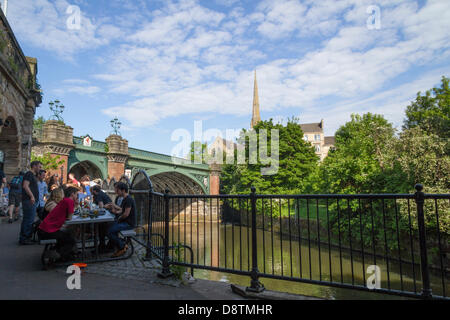 Edinburgh, Schottland. 4. Juni 2013. Menschen in Edinburgh eine der heißesten Tage des Jahres zu genießen.  © Paul Stewart/Alamy Stockfoto