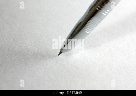 Nahaufnahme eines Füllfederhalters auf Papierstruktur Stockfoto