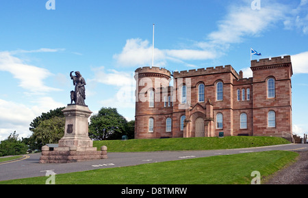 Inverness Castle nach Süden gerichtete Fassade in Inverness Schottland Großbritannien mit Statue von Flora MacDonald links Stockfoto