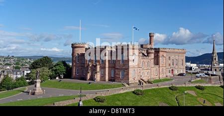 Inverness Castle nach Südosten gerichtete Fassade in Inverness Schottland mit Statue von Flora MacDonald links Stockfoto