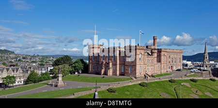 Inverness Castle nach Südosten gerichtete Fassade in Inverness Schottland Großbritannien mit Statue von Flora MacDonald links Stockfoto