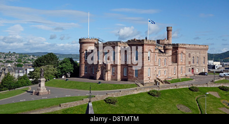 Inverness Castle nach Südosten gerichtete Fassade in Inverness Schottland Großbritannien mit Statue von Flora MacDonald links Stockfoto