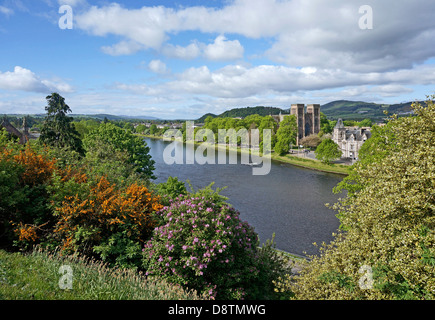 Inverness Cathedral der Kathedrale St. Andreas-Kirche durch den Fluss Ness in Inverness Highland-Schottland Stockfoto