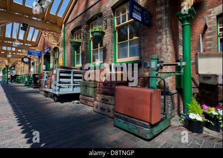 Vintage Gepäck am Bahnhof Sherringham in Norfolk angezeigt Stockfoto