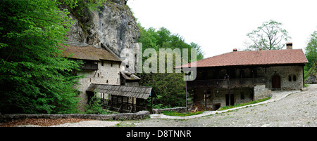 Black River ist ein altes serbische orthodoxe Kloster im Hochgebirge, in Höhlen gebaut und über Klippe Felsen hängen. Stockfoto