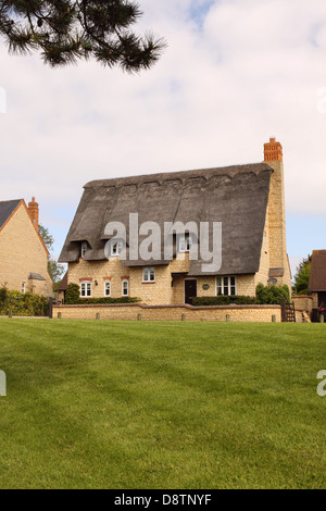 Moderne reetgedeckte Haus Zuhause im ländlichen Oxfordshire-England-UK Stockfoto