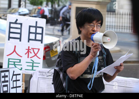 4. Juni 2013 London. Shao Jiangwho war ein Schüler-Schüler in Peking 1989 begrüßt die Massen vor der Anforderung von ihnen vorlesen Name Soja die Opfern des 6. Juni Massaker... Kredit-David Mbiyu/Alamy Live-Nachrichten Stockfoto