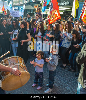 Paris, Frankreich. Große Menschenmenge türkischer Menschen, die bei den jüngsten Regierungs-feindlichen Demonstrationen in Ankara gegen das harte Vorgehen der türkischen Regierung protestieren. Teenager-Kinder auf Straßenjungen Stockfoto