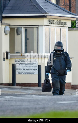 Carrickfergus, Nordirland. 4. Juni 2013. Armee ATO verlässt Carrickfergus Polizeistation nach Durchführung einer kontrollierten Explosion.  Es wurde später erklärt, um ein Hokuspokus zu sein. Bildnachweis: Stephen Barnes/Alamy Live-Nachrichten Stockfoto