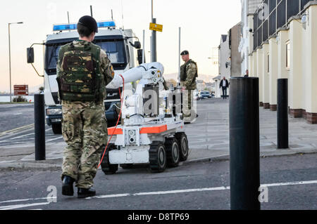 Carrickfergus, Nordirland. 4. Juni 2013. Ein Soldat von EOD-11 Squadron (Bomb Squad) aus der Ferne steuert ein Northrop Grumman "Andros" Roboter Credit: Stephen Barnes/Alamy Live News Stockfoto