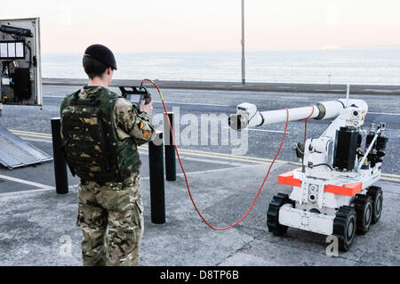 Carrickfergus, Nordirland. 4. Juni 2013. Ein Soldat von EOD-11 Squadron (Bomb Squad) aus der Ferne steuert einen Northrop Grumman Andros Remotec Cutlass Roboter Credit: Stephen Barnes/Alamy Live News Stockfoto